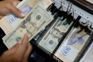 Devaluación del bolívar impulsa la emisión de nuevos billetes en Venezuela