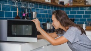 Dos recetas sencillas para cocinar con el microondas y tener platos caseros que parecen hechos por expertos