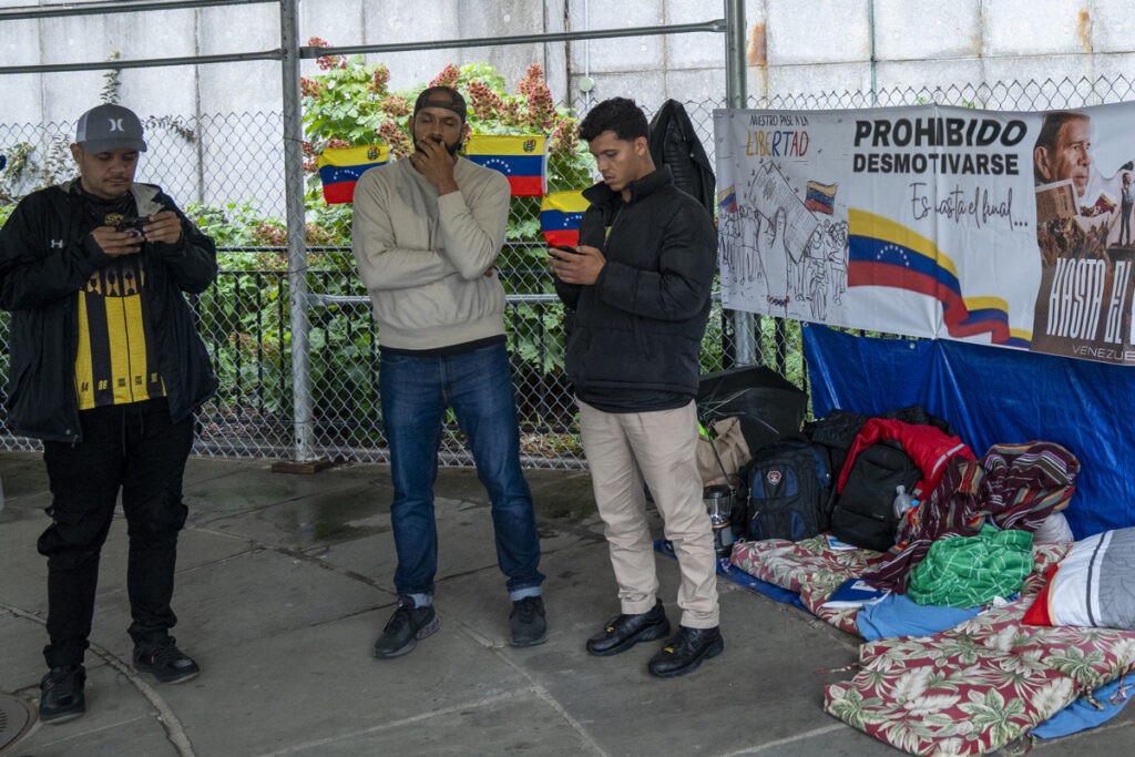 Dos venezolanos en huelga de hambre frente a ONU piden que Consejo trate crisis venezolana