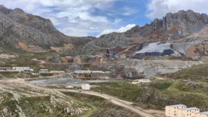 EEUU y Perú firman memorando para impulsar planes en minerales cruciales para tecnología verde