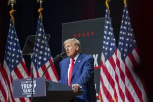 Trump llama "lunática de izquierdas radical" a Kamala y dice que es más fácil de derrotar que Biden