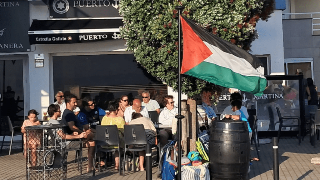 Echan el cierre de su bar en Oleiros hartos de clientes "prepotentes" de la "meseta" a los que llaman "fodechinchos"