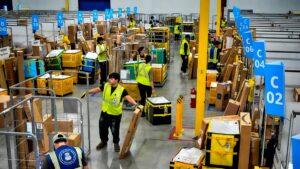Economía de EEUU añadió menos empleos que lo reportado inicialmente