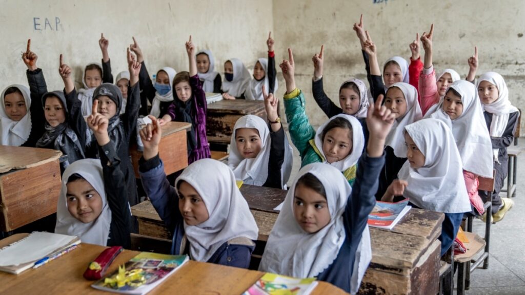 El Talibán impidió deliberadamente la escolarización de 1,4 millones de niñas afganas: UNESCO