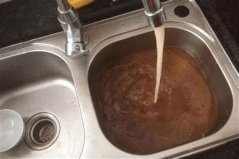 El agua en Caracas llega con olor a podrido, la grave denuncia que hacen ciudadanos en las redes: “¡Qué desastre!” (+Reacciones)