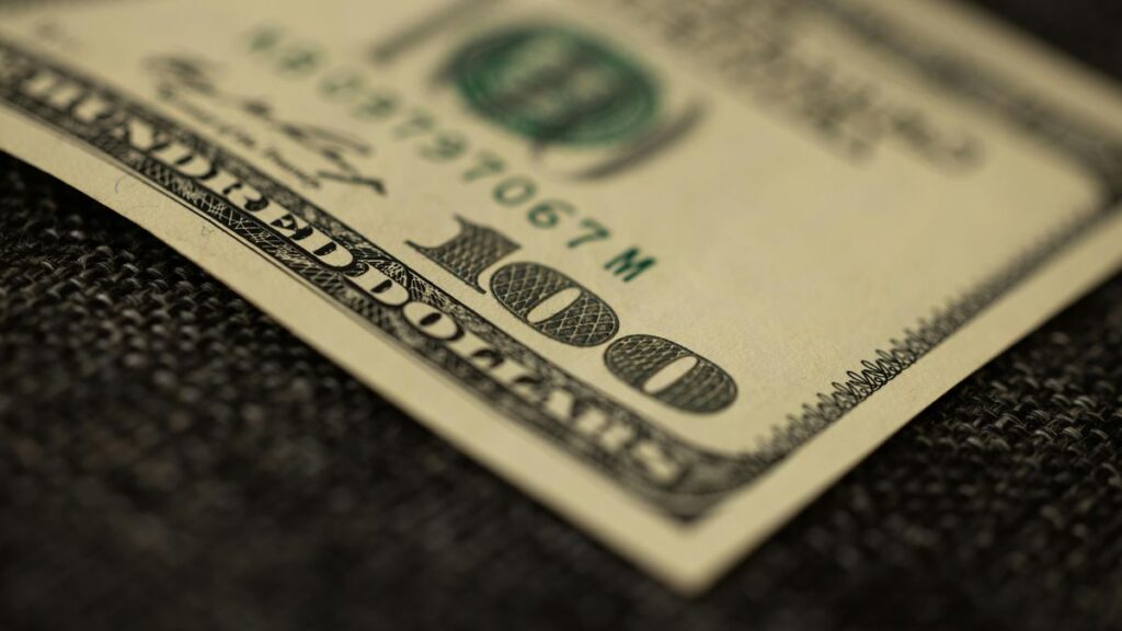 El dólar abrió la semana al alza y cortó con cuatro bajas consecutivas