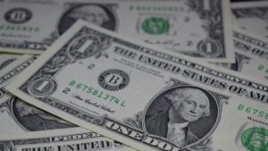 El dólar global retrocedió ante el avance de la libra esterlina