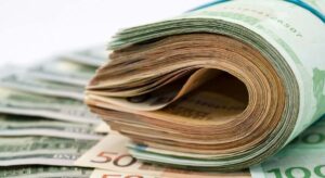 El euro navega en la encrucijada de los bancos centrales y tiene los máximos del año pasado a una subida del 1%