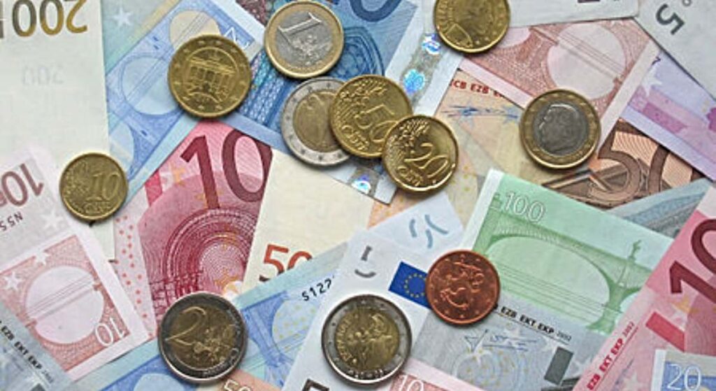 El euro se sitúa en su nivel más alto ante el dólar desde julio de 2023