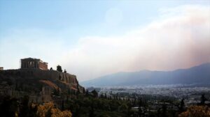 El fuego avanza hacia Atenas hoy, 13 de agosto de 2024, y obliga a desalojar a 50 000 personas