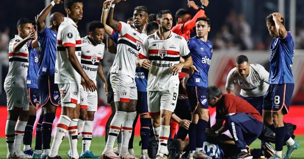 El gesto de un jugador argentino del San Pablo mientras Juan Izquierdo pelea por su vida tras sufrir un paro cardíaco