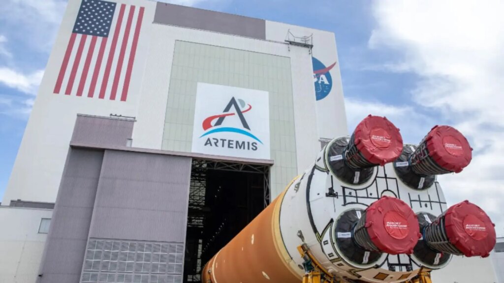 El gigantesco cohete SLS de la NASA llega a su destino final para iniciar los preparativos de Artemis II