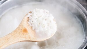 El motivo por el que es fundamental freír el arroz antes de cocerlo para que quede perfecto