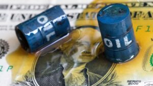 El petróleo toca mínimos de siete meses en medio de la agitación global