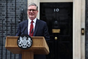 El primer ministro británico cancela sus vacaciones por los disturbios en el país - AlbertoNews