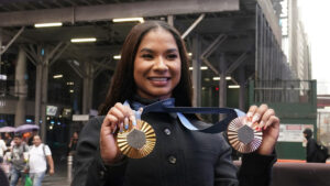 "El racismo está vivo": La hermana de la gimnasta de EE.UU. privada del bronce explica la decisión del COI - AlbertoNews
