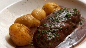 El restaurante de Madrid especializado en comida vegana donde se puede comer 'rabo de toro'
