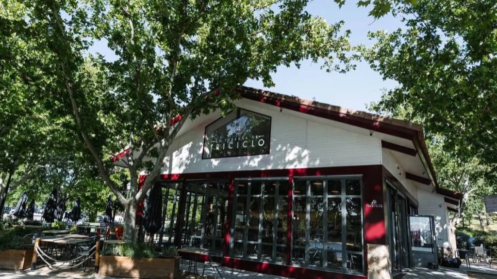 El restaurante de aperitivos castizos y comida a la brasa con vistas al lago de Casa de Campo de Madrid