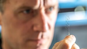 El rival de Elon Musk ha logrado integrar ChatGPT en sus chips cerebrales