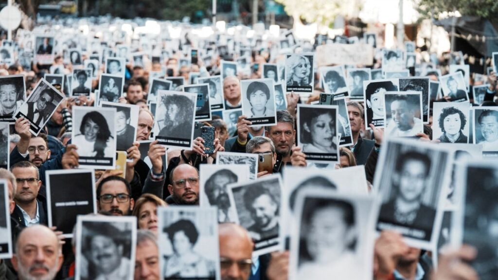 "El terrorismo sigue, la impunidad también" lamentan familias de víctimas a 30 años de atentado contra la AMIA