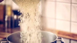 El truco para echar la cantidad de agua justa al cocer el arroz