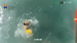 El vídeo de un dron de salvamento marítimo que rescata a dos bañistas en apuros en Sagunto