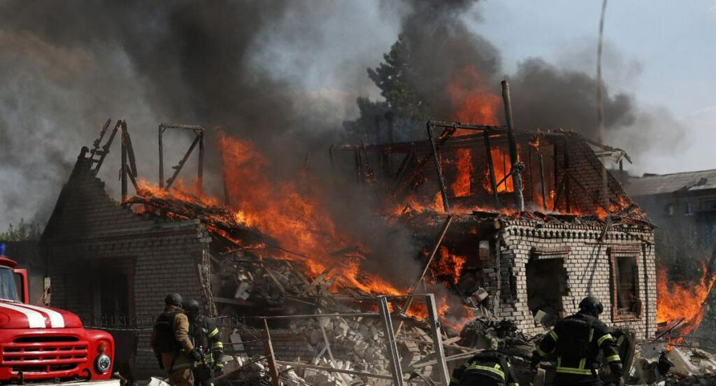 En Rusia ataque con drones habría ocasionado un fuerte incendio que causó alerta