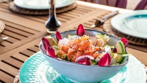 Ensalada de arroz con salmón ahumado, una receta muy fácil y nutritiva