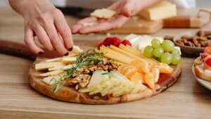 Esta es la manera perfecta de poner y cortar el queso y el embutido en tu tabla casera