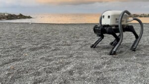 Este perro robot inteligente limpia playas con aspiradoras montadas en sus patas