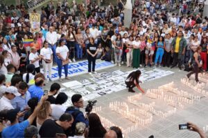 Excarcelan a 16 adolescentes detenidos en protestas poselectoral