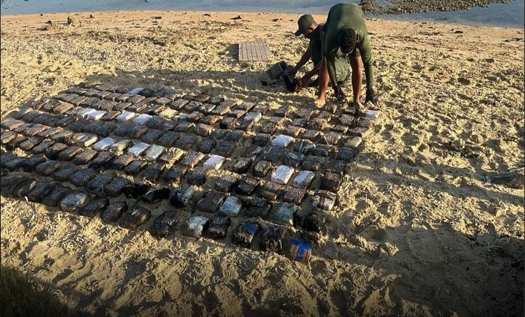 FANB halló un cadáver y más de 600 kilos de droga en una embarcación calcinada