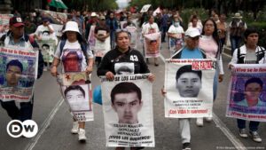 Familias de Ayotzinapa acusan a AMLO de encubrir la verdad – DW – 27/08/2024