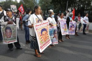 Familias de los 43 estudiantes de Ayotzinapa acusan a López Obrador de encubrir la verdad - AlbertoNews