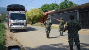 Firmantes de paz de Colombia se desplazan junto a sus familias tras amenazas de disidencias FARC