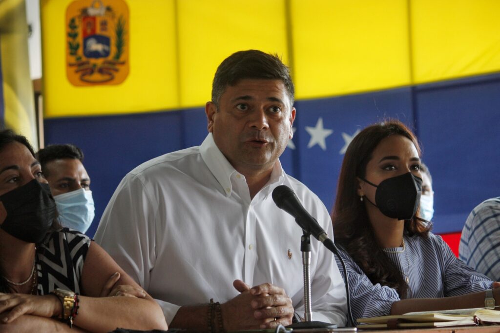 Freddy Superlano ha sufrido torturas bajo arresto, denuncia su esposa