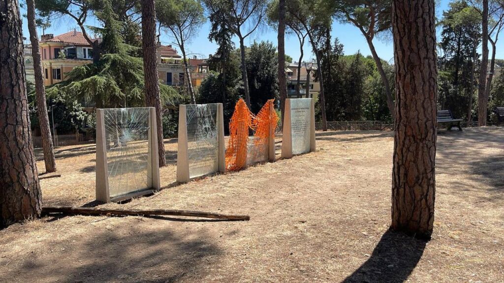 Gobierno denuncia vandalización de monumento a Simón Bolívar en Roma