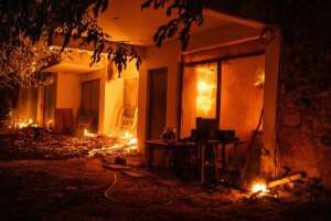 Grecia evacúa la histórica ciudad de Maratón, amenazada por los incendios forestales