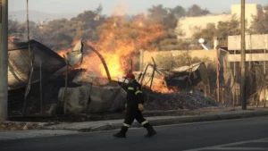 Grecia pide ayuda internacional para enfrentar incendio forestal en las afueras de Atenas