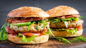 Hamburguesas de pavo con tomates secos y aceitunas, una opción rica y más saludable sin perjudicar al bolsillo