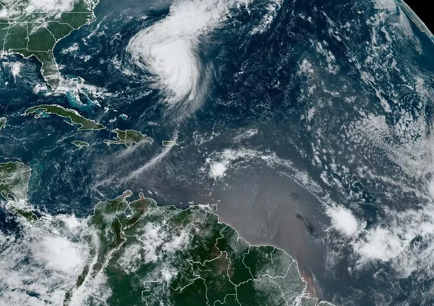 Huracán Ernesto traerá condiciones peligrosas a las playas de la costa este de EEUU el fin de semana - AlbertoNews