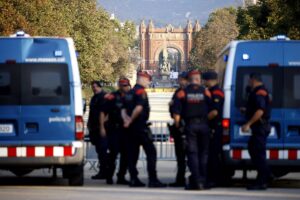 Illa llega a un Parlament blindado por los Mossos a la espera de la vuelta de Puigdemont