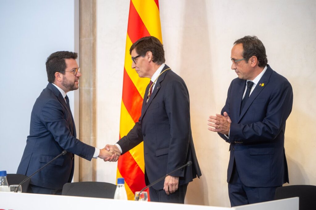 Illa toma posesión como presidente de la Generalitat de Cataluña con el objetivo de "unir y servir"