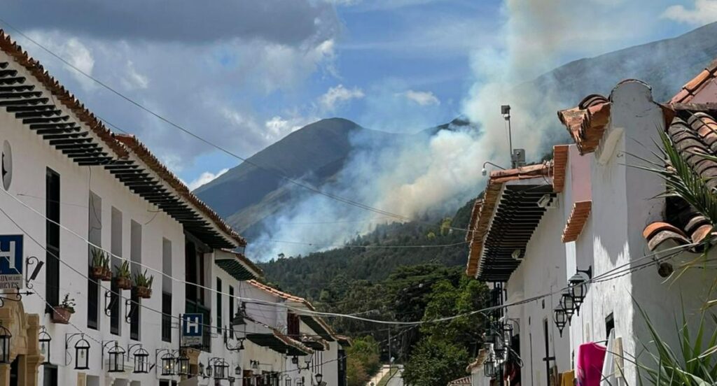 Incendio en Villa de Leyva (Boyacá) de gran magnitud tiene en alerta a turistas