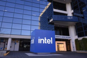 Intel va a despedir a más de 10.000 trabajadores. El gigante de los semiconductores se enfrenta a tiempos desafiantes