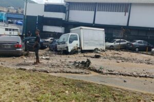 Inundaciones y caída de árboles afectan Caracas y otras regiones tras intensas lluvias