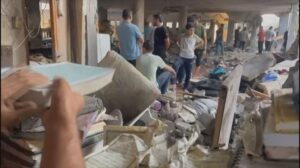 Israel bombardea una escuela en Gaza y mata a más de 100 personas que se refugiaban en su interior