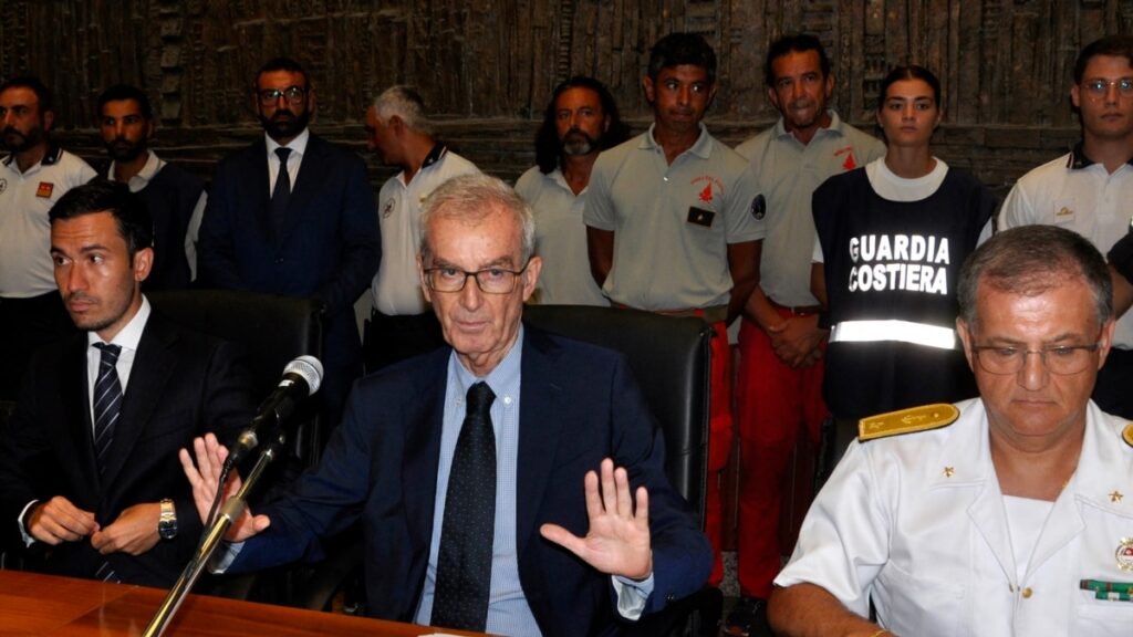 Italia abre investigación por homicidio involuntario tras el naufragio del yate de un millonario británico