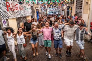 Juerga y bullicio en Gràcia antes de la primera noche tranquila