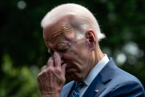Juez suspende plan de Biden que acelera estatus legal a cónyuges de estadounidenses